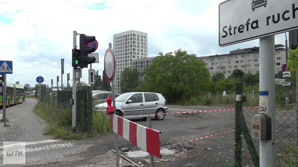 Był parking, jest zakaz ruchu. Ale sygnalizator świetlny działa. Ludzie parkują i... płacą mandaty
