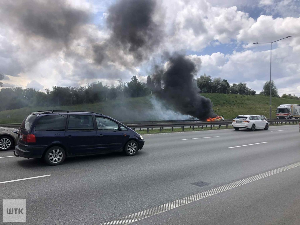 Pożar samochodu na A2! Kłęby czarnego dymu, służby na miejscu [FOTO] [NAGRANIA]