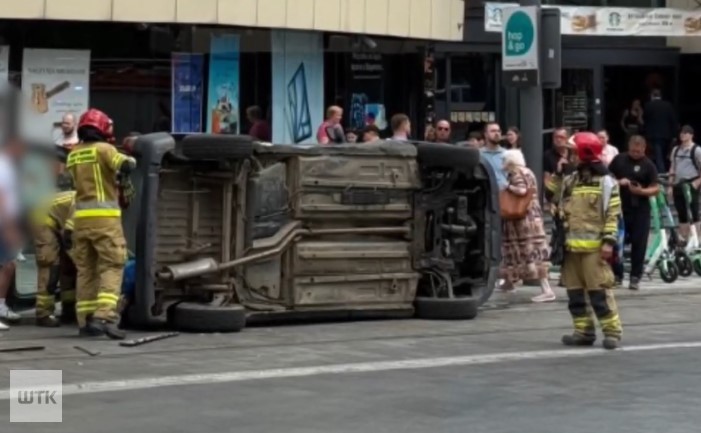 Auto na boku, w środku dziecko. Niebezpieczna sytuacja w centrum Poznania