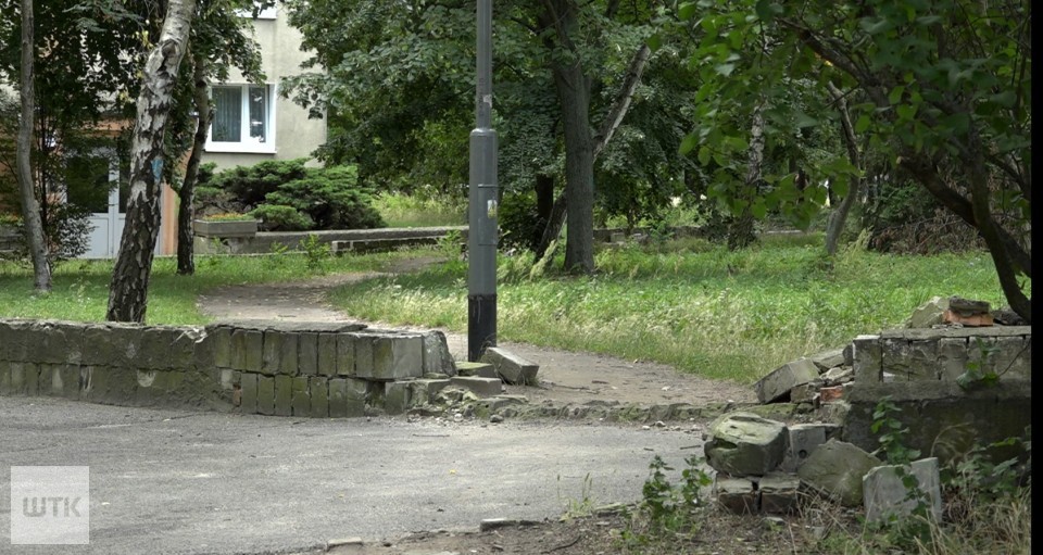 Wydeptali sobie ścieżkę. Ale chodnika nie dostaną