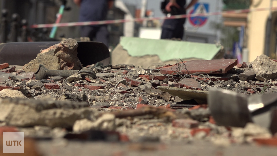 Chwila grozy na poznańskich Jeżycach! Huk i kłęby dymu. Fragment elewacji kamienicy spadł na chodnik