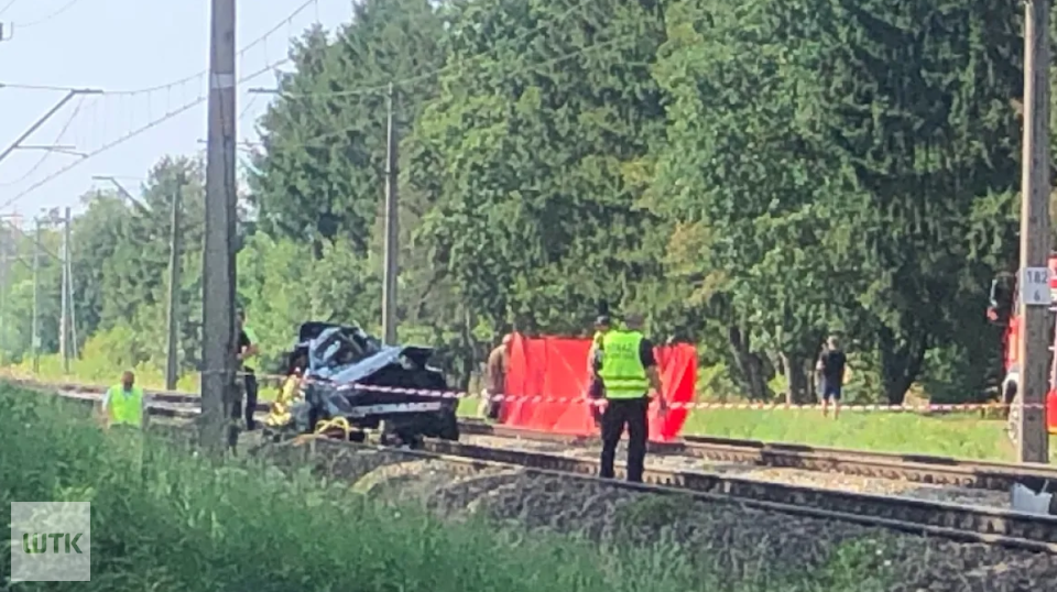 4 osoby nie żyją. Zderzenie samochodu z pociągiem