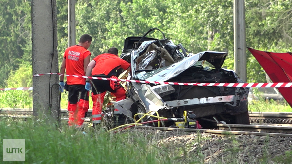Tragiczny wypadek na niestrzeżonym przejeździe kolejowym. Nie żyją 4 osoby