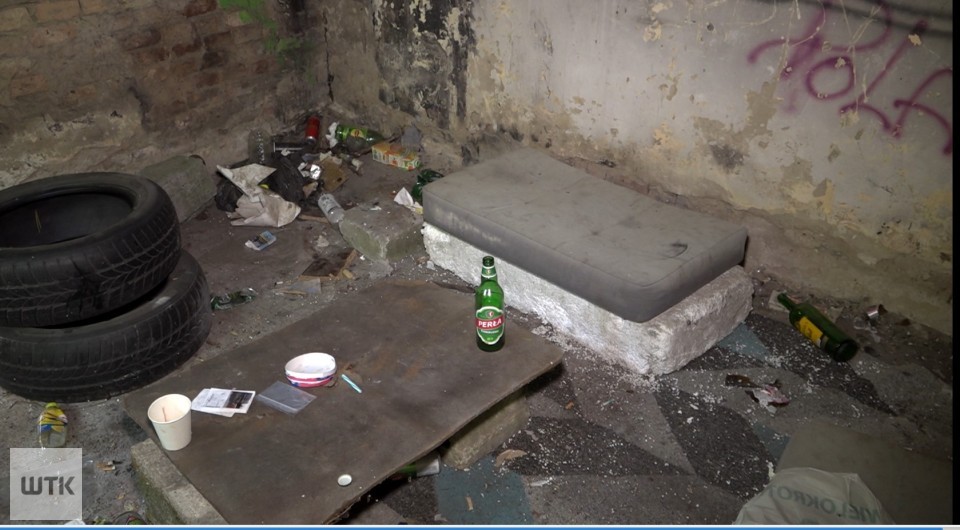 Libacje, śmieci i bezradność mieszkańców. Tak jest na Podolanach
