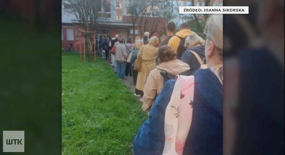 Brakowało tylko "komitetu kolejkowego". Walka o miejsce na parkingu