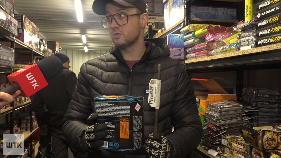 Sprawdziliśmy jak bezpiecznie odpalać fajerwerki. To nie takie proste!