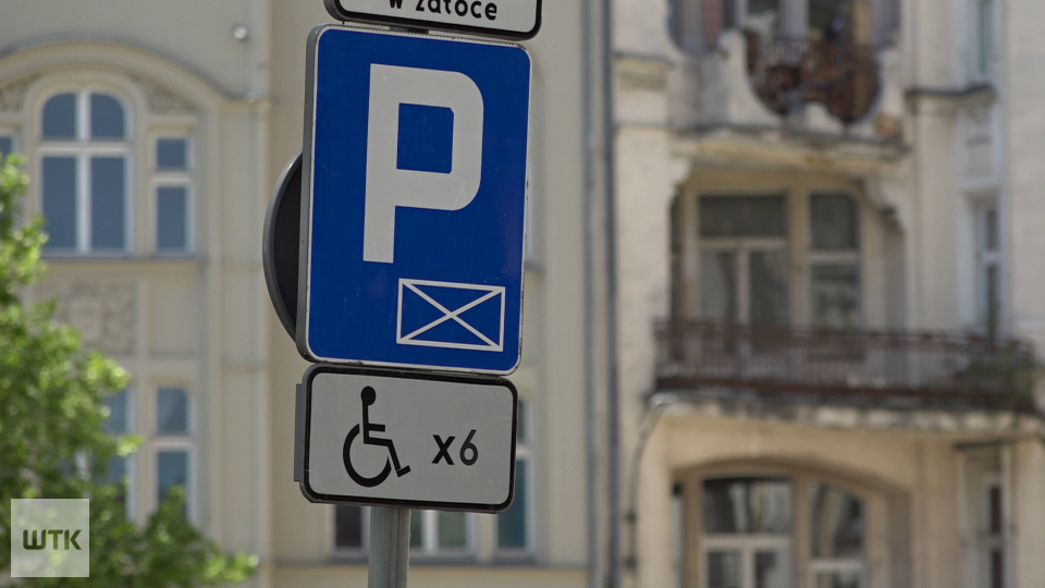 Coraz mniej miejsc parkingowych w centrum Poznania. Brakuje także kopert. "Dostałem mandat"