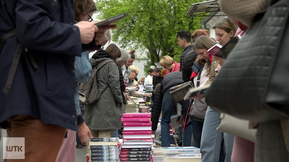 Tysiące książek, setki tytułów i złotówki dla fundacji. Wyjątkowe czyszczenie magazynu w Poznaniu