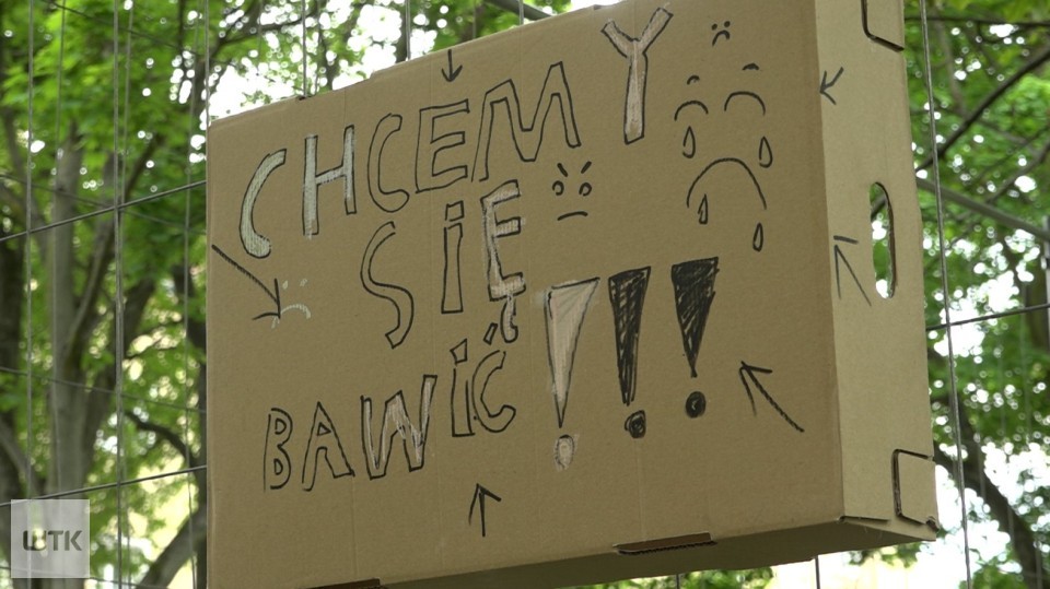 Twoja zabawa jest lepsza niż moja? Zabrali dzieciom plac zabaw