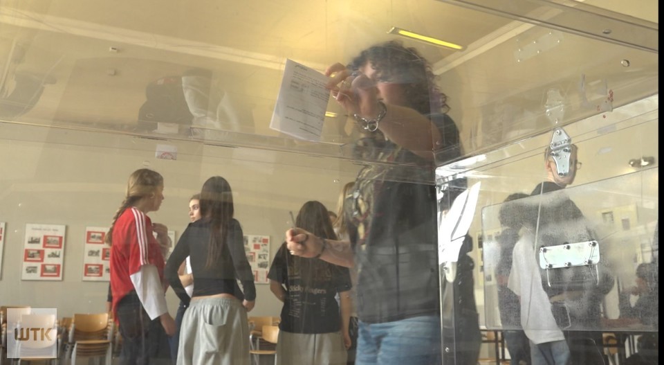 Studenci także wbrew sondażom. Prawybory na UAM