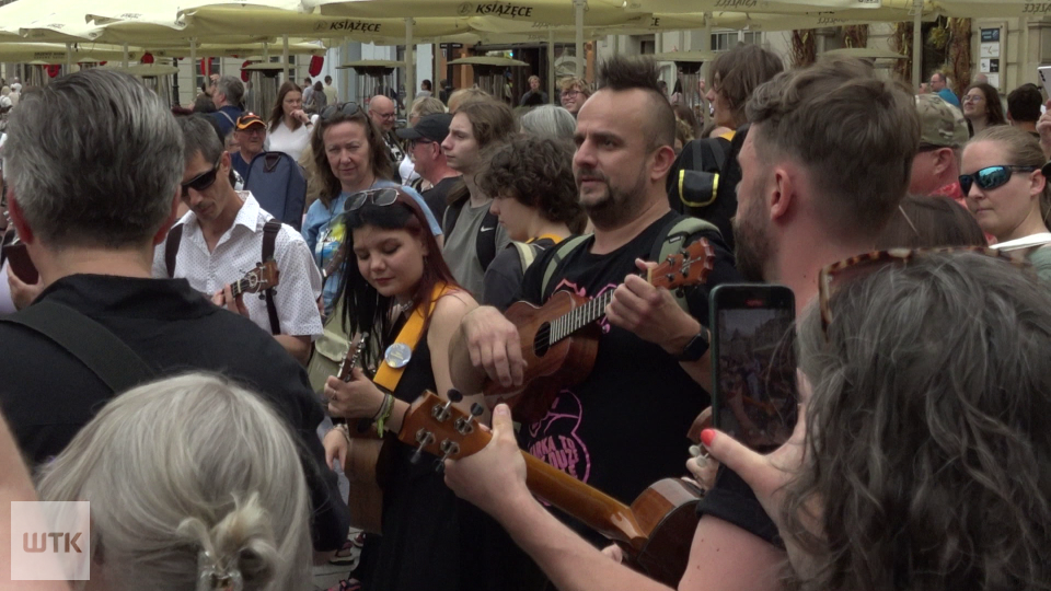 Nietypowy hejnał w Poznaniu. Zgromadzeni przed ratuszem w szoku. Poznaniem rządzi teraz ukulele